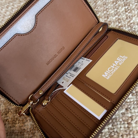 Michael Kors Jet Set Travel LG Flat MF Phone Case - Picture 7 of 16